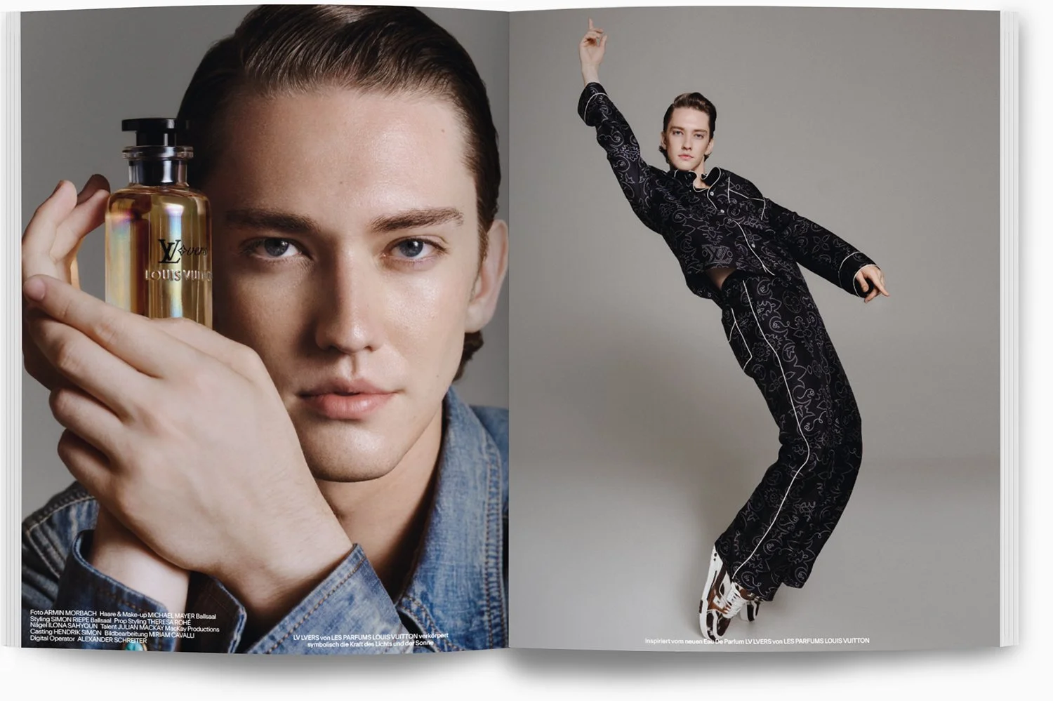 Ein männliches Model hält eine Louis Vuitton Parfümflasche, links, während es ein weiteres Model in moderner schwarzer Kleidung auf der rechten Seite in einer Pose zeigt, beide vor einem grauen Hintergrund.