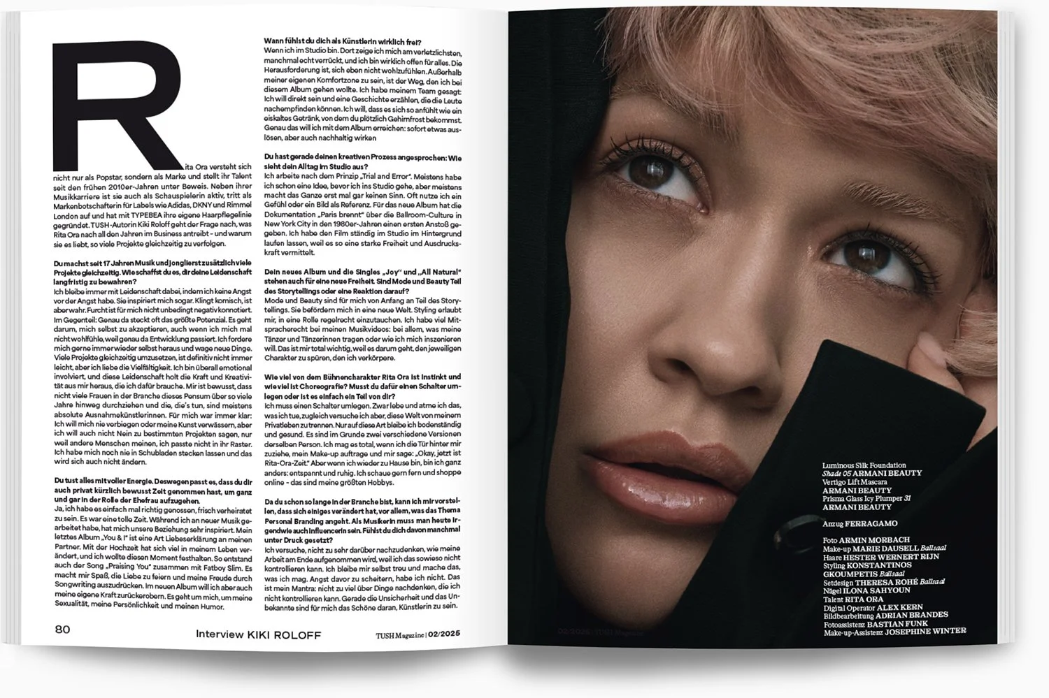 Nahaufnahme eines jungen Mädchens mit grünen Augen, blonden Haaren und Make-up, trägt ein schwarzes Kleid oder Accessoire, das Gesicht ist im Fokus.