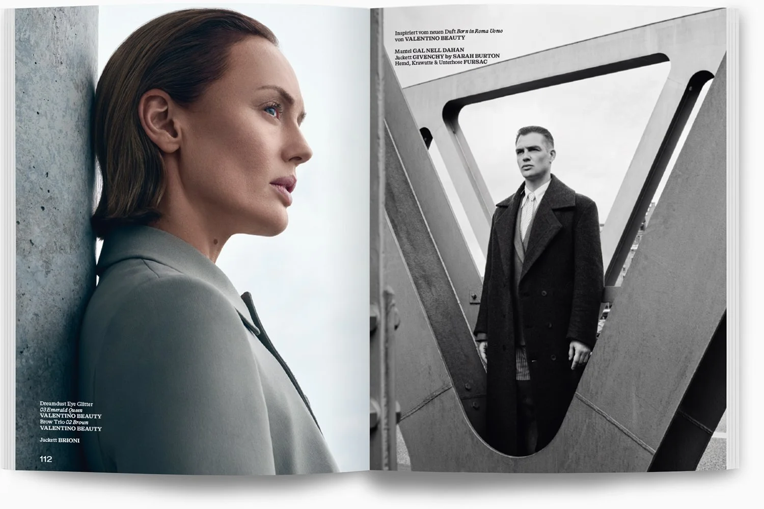 Doppelseite eines Magazins mit einem Farb- und einem Schwarz-Weiß-Foto. Das Farbfoto zeigt eine junge Frau mit braunen Haaren, die seitlich zu sehen ist, angelehnt an eine Wand. Das Schwarz-Weiß-Foto zeigt einen jungen Mann in einem Mantel, der in ei