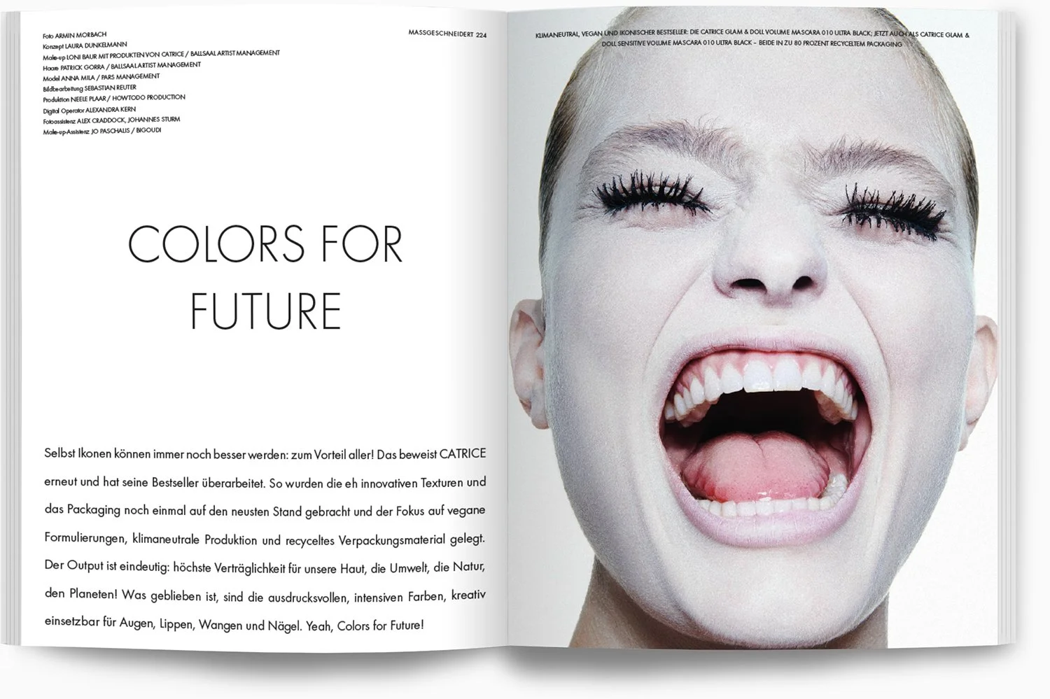 Offene Buchseite mit Text und einem großformatigen Porträt eines lachenden Mädchens mit offenen Mund, hellhäutig, mit langen Wimpern, braunen Haaren, und einem freundlichen Ausdruck.