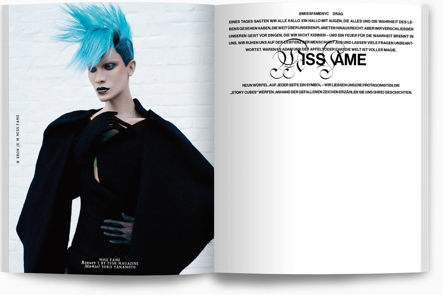 Ein Model mit auffälligem blauen Frisur und dunklem Make-up posiert vor einer weißen Wand, trägt schwarze Kleidung und einen schwarzen Umhang. Der Text auf der linken Seite lautet: "H ESH N U U M M S F A M E". Auf der rechten Seite ist ein Textblock 