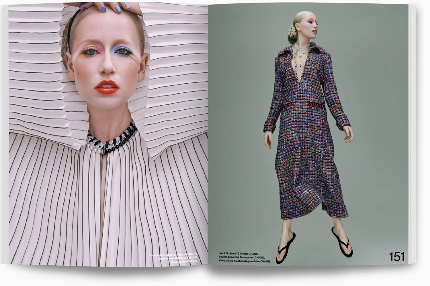 Eine Frau mit blonden Haaren in einem schwarz-weiß gestreiften Kleid, die Make-up mit bunten Augenlidern trägt, liegend auf einem weißen, gestreiften Hintergrund. Auf der rechten Seite trägt sie ein buntes, langärmeliges Tweed-Kleid mit schwarzen Zeh