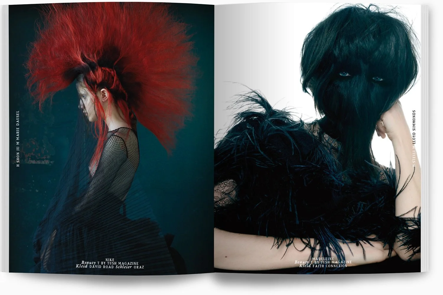 Zwei Fotoseiten mit Models, die auf Modenschauen präsentiert werden. Die linke Seite zeigt eine Frau mit rotem, voluminösem Haar und schwarzem Netzkleid. Die rechte Seite zeigt eine Frau mit schwarzen, mit Federn verzierten Haaren und einem schwarzen