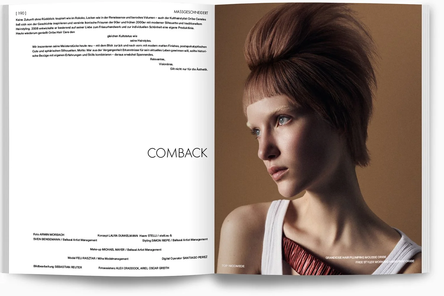 Model mit rotem, gestyltem Haarschnitt und weißem Top, Blick seitlich, brauner Hintergrund.