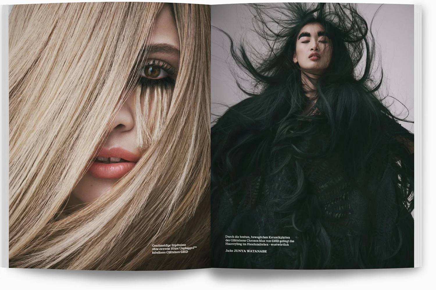 Zwei Frauen mit unterschiedlichen Frisuren: eine mit langem, glatten, blonden Haar, die andere mit langen, schwarzen, lockigen Haaren, im Hintergrund eine graue Wand