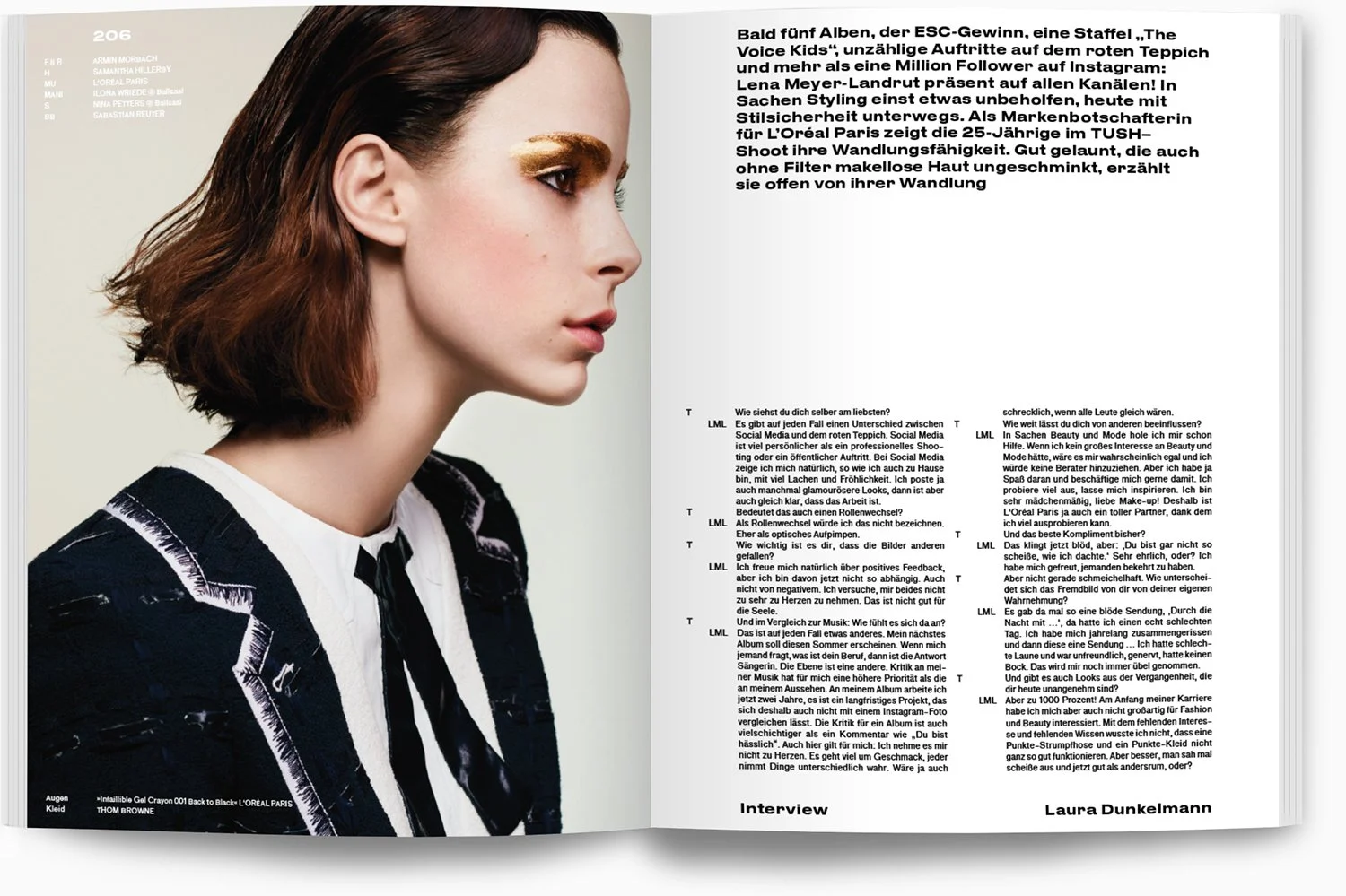 Seitenansicht eines Models mit braunen, welligen Haaren, makeup mit goldfarbenem Eyeliner, trägt ein schwarzes Jacke und ein weißes Top, auf der linken Seite Text, auf der rechten Seite eine Interview-Textpassage in Deutsch.