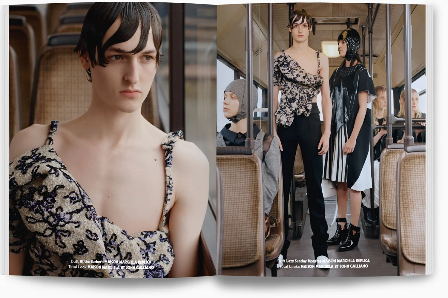 Modische Menschen in einem Bus, tragen auffällige Outfits und Accessoires, im Fokus eine junge Frau mit schwarzem Haar und Kleid. Neben ihr stehen weitere Frauen in trendigen Outfits, auf einem Sitz im Hintergrund sitzen andere Passagiere.