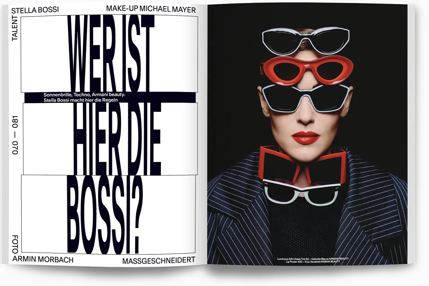 Modisches Magazin mit einem Foto einer Frau, die mehrere Sonnenbrillen in Rot, Schwarz und Weiß auf ihrem Gesicht trägt. Die Seite enthält großen, vertikal gestapelten Text auf der linken Seite und kleinere Beschreibungstexte sowie Produktinformation