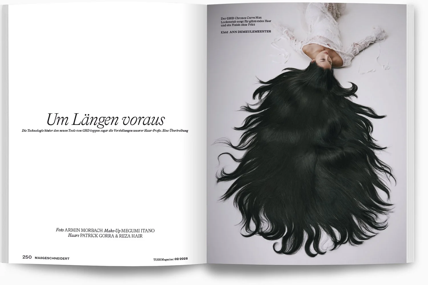 Fotografie eines Models mit langen, schwarzen, gewellten Haaren, die sich auf dem Boden ausbreiten. Das Model liegt auf dem Rücken, trägt ein weißes Kleid, und ist nach oben gerichtet. Der Text auf der linken Seite beschreibt eine Modeseite über Haar