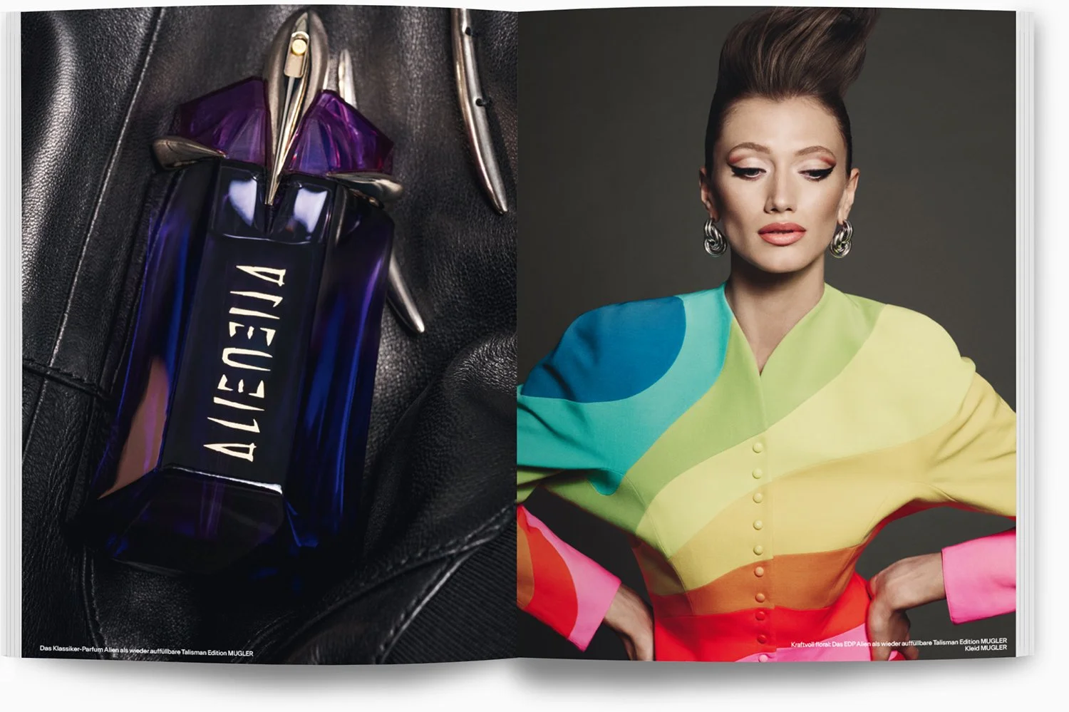 Eine parfumflasche auf einem schwarzen Lederoberteil neben einem Model mit multicolorem Kleid mit bunten, gefärbten Kanten und auffälligen Ohrringen.