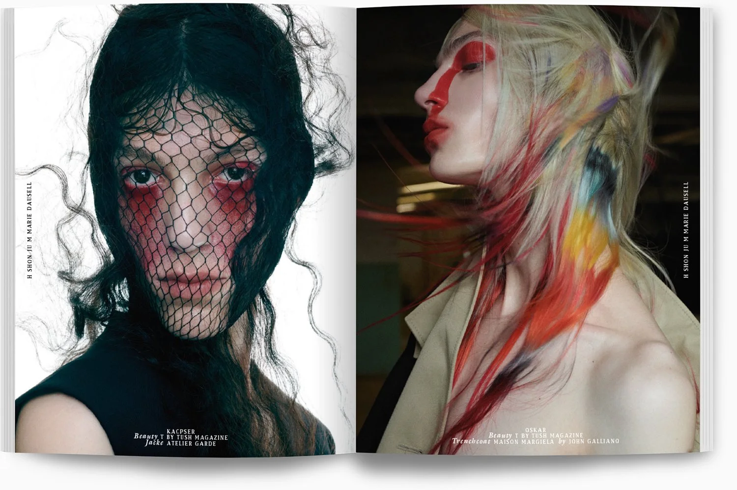 Porträtfotografie zweier Frauen mit ausgefallenen Frisuren und Make-up in einem Magazin. Links eine Frau mit dunklen, gewellten Haaren hinter schwarzem Gitter, rote Akzente im Gesicht, rechts eine Frau mit bunten, fliegenden Haaren im Profil, farbige