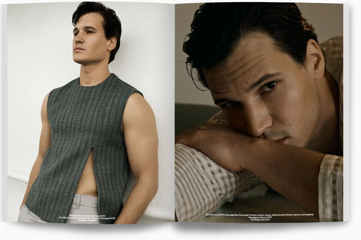 Zwei Männer, einer steht auf der linken Seite mit einem ärmellosen, grauen, gestreiften Oberteil, und der andere liegt auf der rechten Seite mit nachdenklichem Blick auf einer Bettkante, beide in einem modischen Fotoshooting. Text im Bild beschreibt 