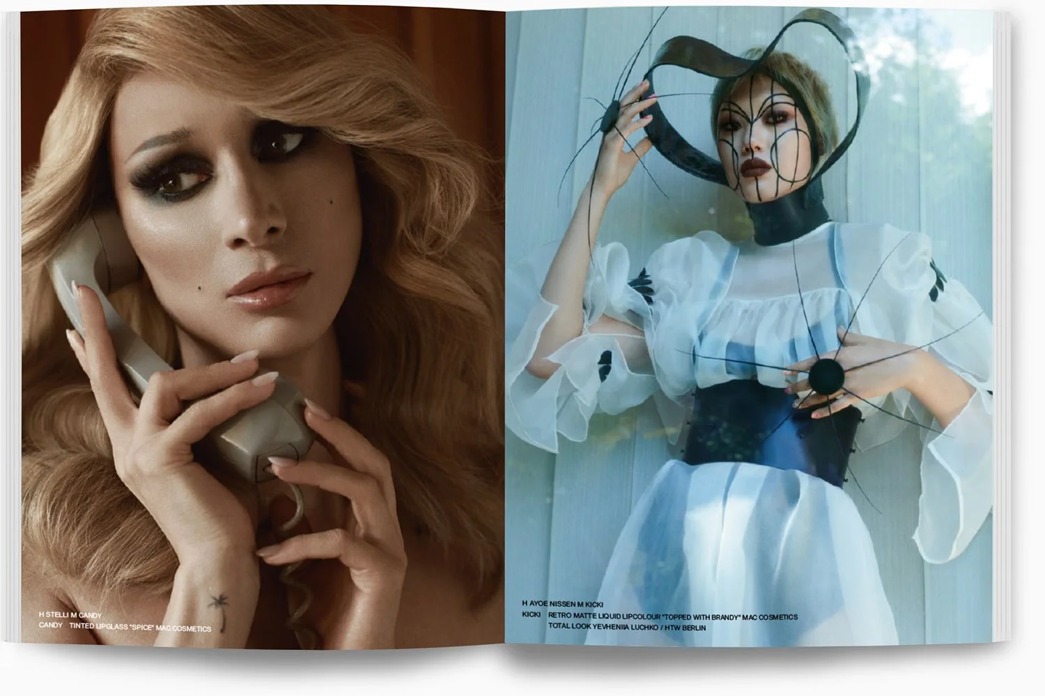 Auf der linken Seite ist eine Frau mit roten, lockigen Haaren, die ein Telefon hält. Auf der rechten Seite ist eine Frau in einem weißen Mantel mit Puffärmeln, die einen großen, spitzen Hut trägt und durch einen Drahtschutzschirm sichtbar ist.