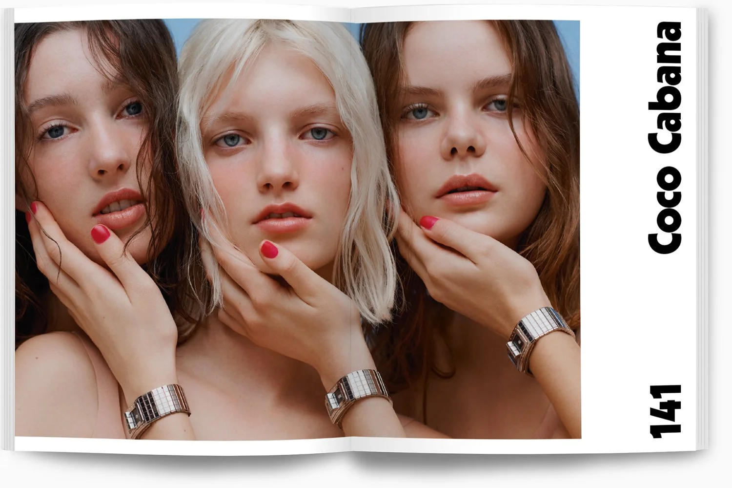 Drei junge Frauen mit unterschiedlichen Haarfarben posieren mit Hand an Kiefer und Hals, tragen Armbänder, auf diesem Keramik-Katalog, Modell 1411.