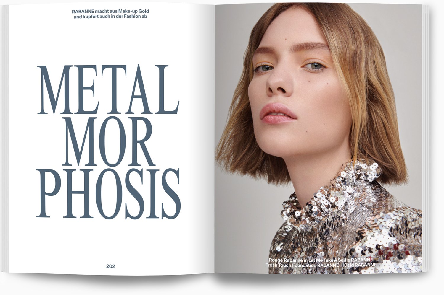 Eine offene Zeitschrift mit einer Nahaufnahme eines jungen Mädchens, das ein Kleid mit Pailletten trägt. Auf der gegenüberliegenden Seite steht der Text "METAL MOR PHOSIS" in großen blauen Buchstaben, sowie eine Beschreibung der Makeup-Produkte auf d