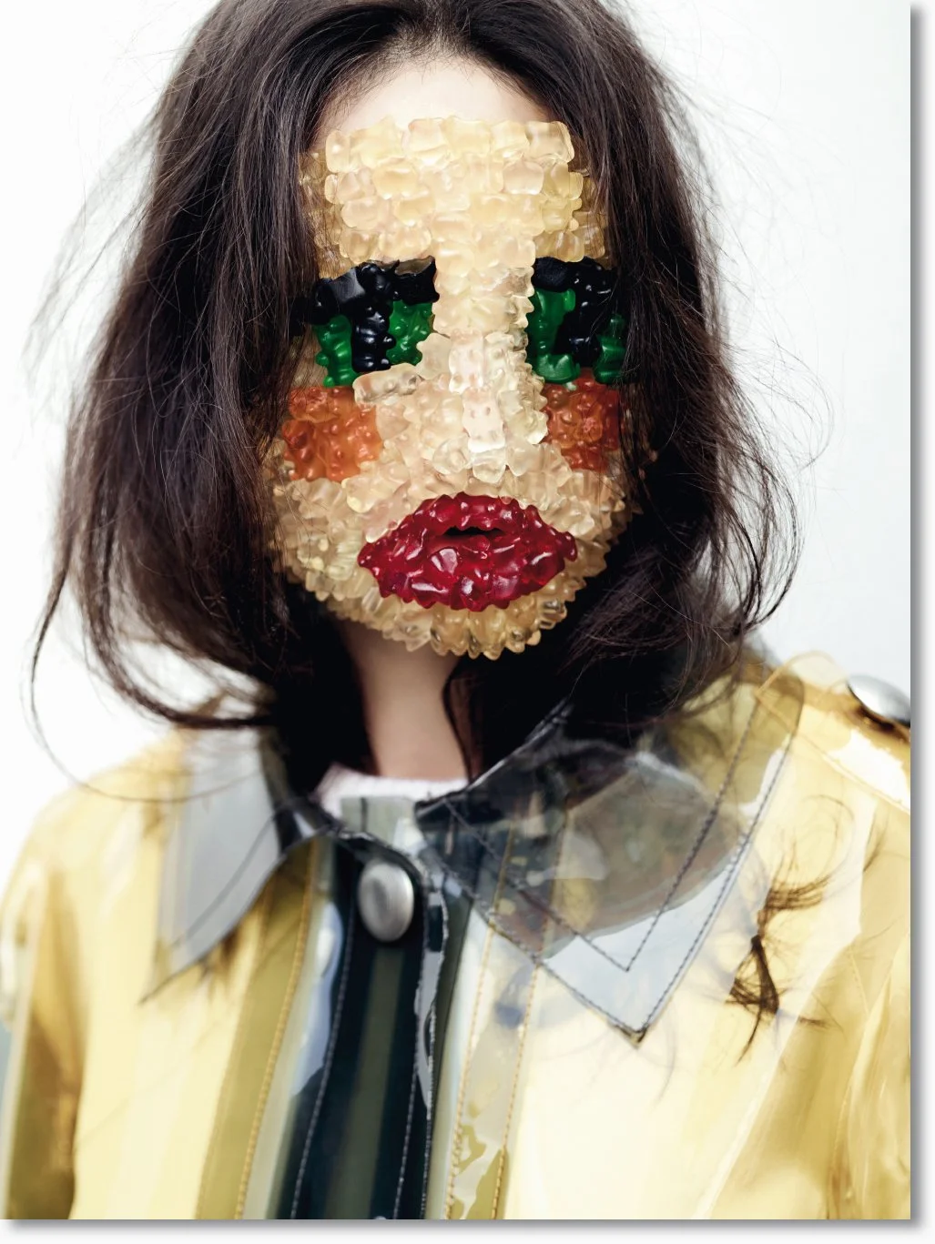 Porträt einer Person mit Wangen und Lippen aus Gummibärchen, nur die Haare und Kleidung sind sichtbar.