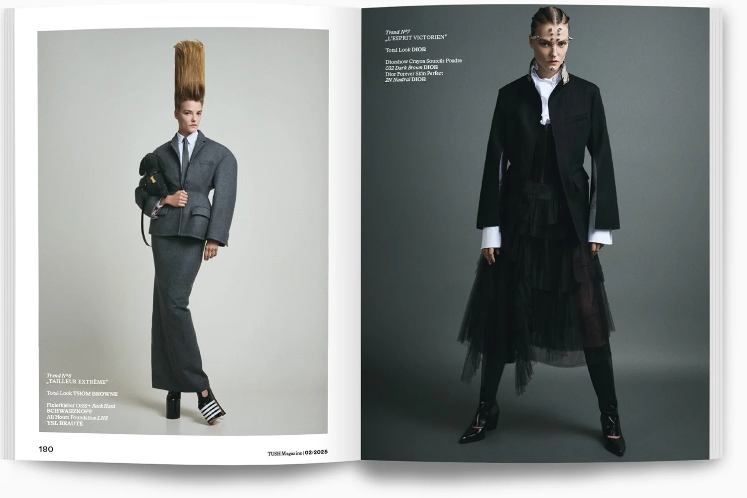 Zwei Models in Modefotografie, die linke trägt einen grauen Anzug mit schwarzen und weißen Schuhen, rechts trägt eine schwarz-weiße Jacke und einen Tüllrock, beide stehen vor neutralen Hintergründen.