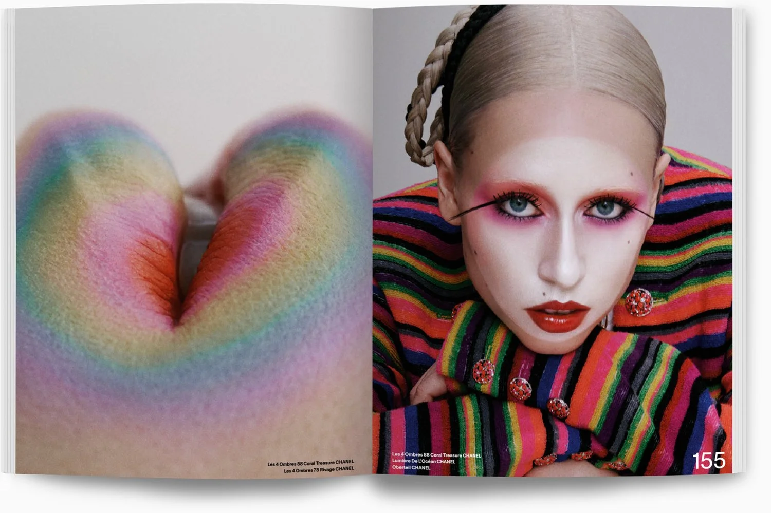 Bunte, gestrickte Hand mit Farbverlauf in Pastellfarben auf der linken Seite, und ein Porträt einer jungen Frau mit buntem, gestreiftem Kleid und auffälligem Make-up auf der rechten Seite.