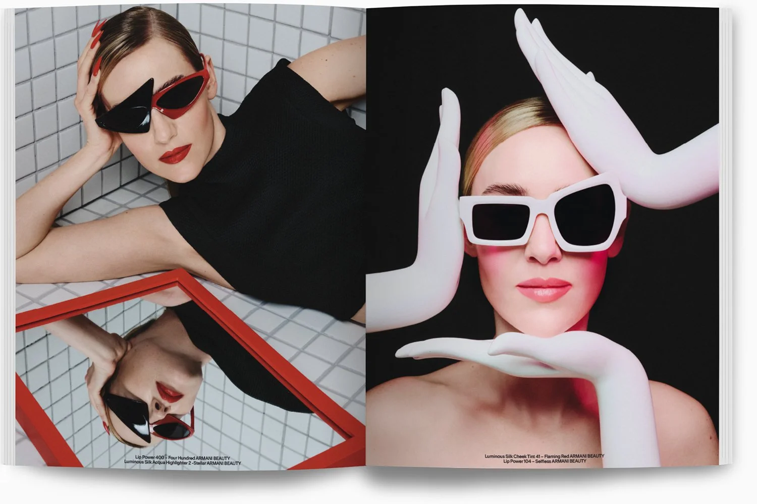 Zwei Frauen mit modischen Sonnenbrillen, eine liegt auf dem Boden neben einem Spiegel, die andere posiert vor einem schwarzen Hintergrund mit weißen Handschuhen und weißen großen Sonnenbrillen.