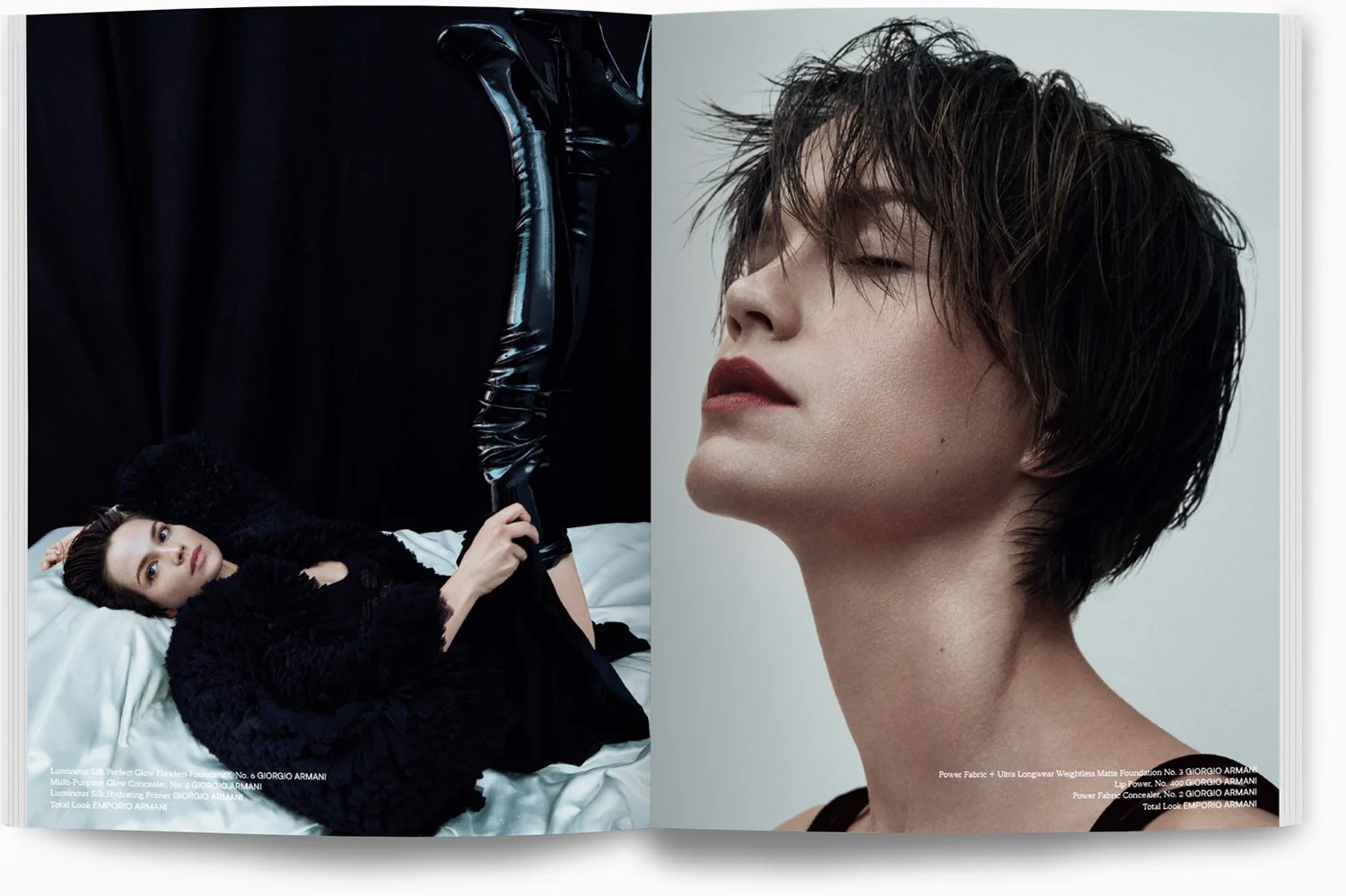 Ein aufgeschlagenes Mode-Magazin mit zwei Fotos von Modellen, eines im linken Bild mit einem dunklen Hintergrund und Fahrerei, ein anderes im rechten Bild mit einem Nahaufnahme-Porträt. Das Magazin enthält Text über Armani-Modeartikel.