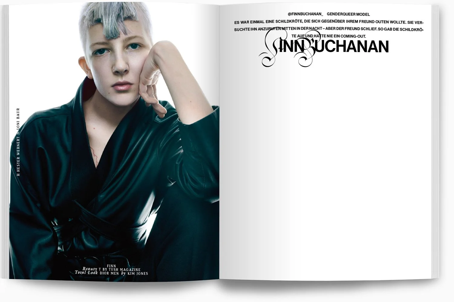 Ein junges Model mit kurzen, zweifarbigen Haaren und Lederjacke, das auf einer Doppelseite eines Magazins porträtiert wird, mit Text und Designer-Angaben.