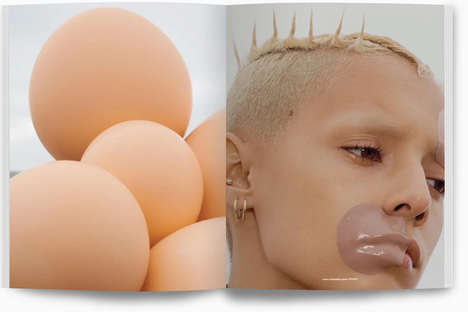 Linke Seite: Mehrere braune Eier. Rechte Seite: Nahaufnahme eines jungen Mädchens mit kurzen, gefärbtem Haar, mehreren Ohrpiercings und einem Lutschbonbon im Mund.