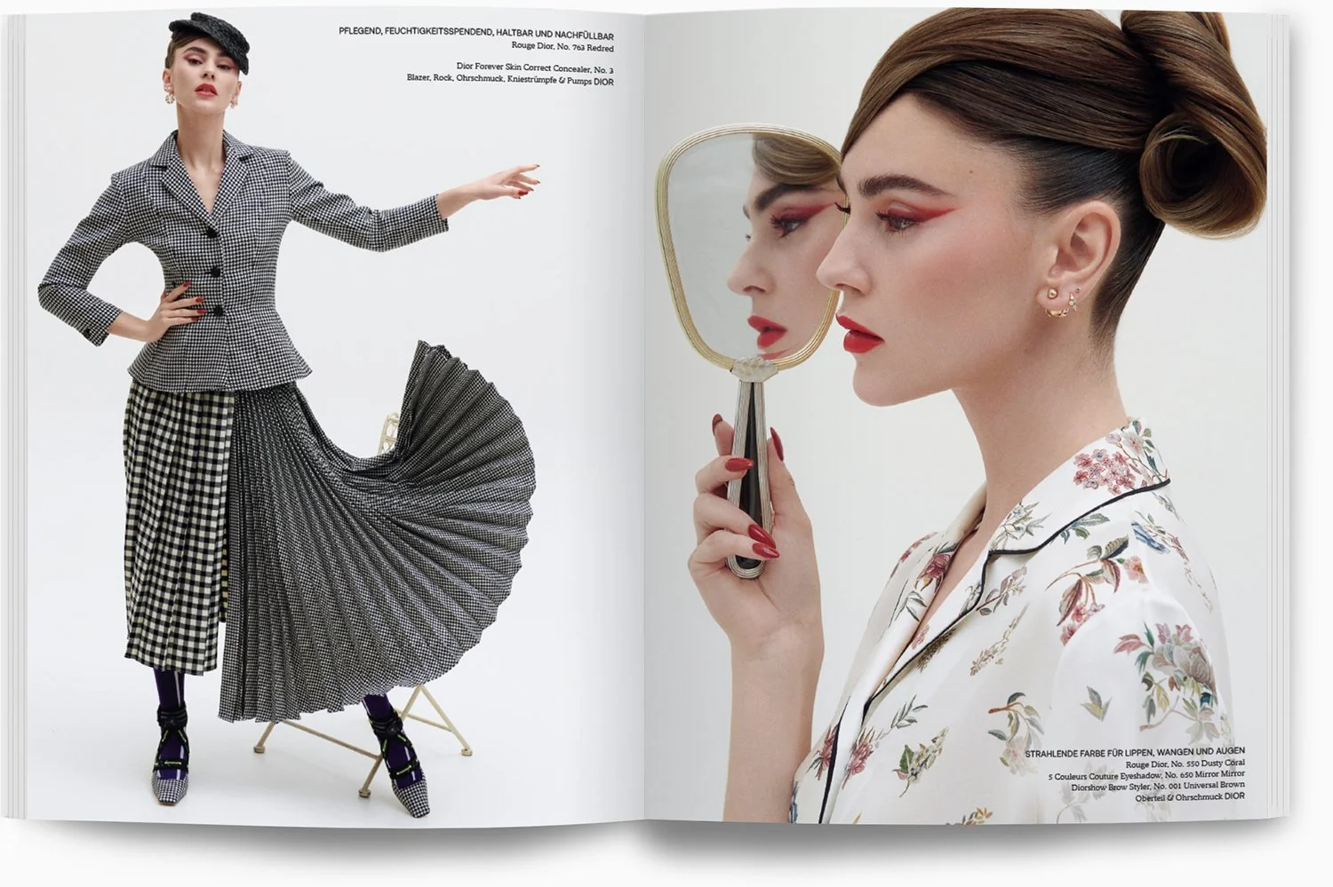 Zwei Frauen mit Retro-Make-up und eleganter Kleidung, eine schaut in einen kleinen Handspiegel, die andere posiert in modischer Kleidung mit einem großen, gespaltenen Schirm.