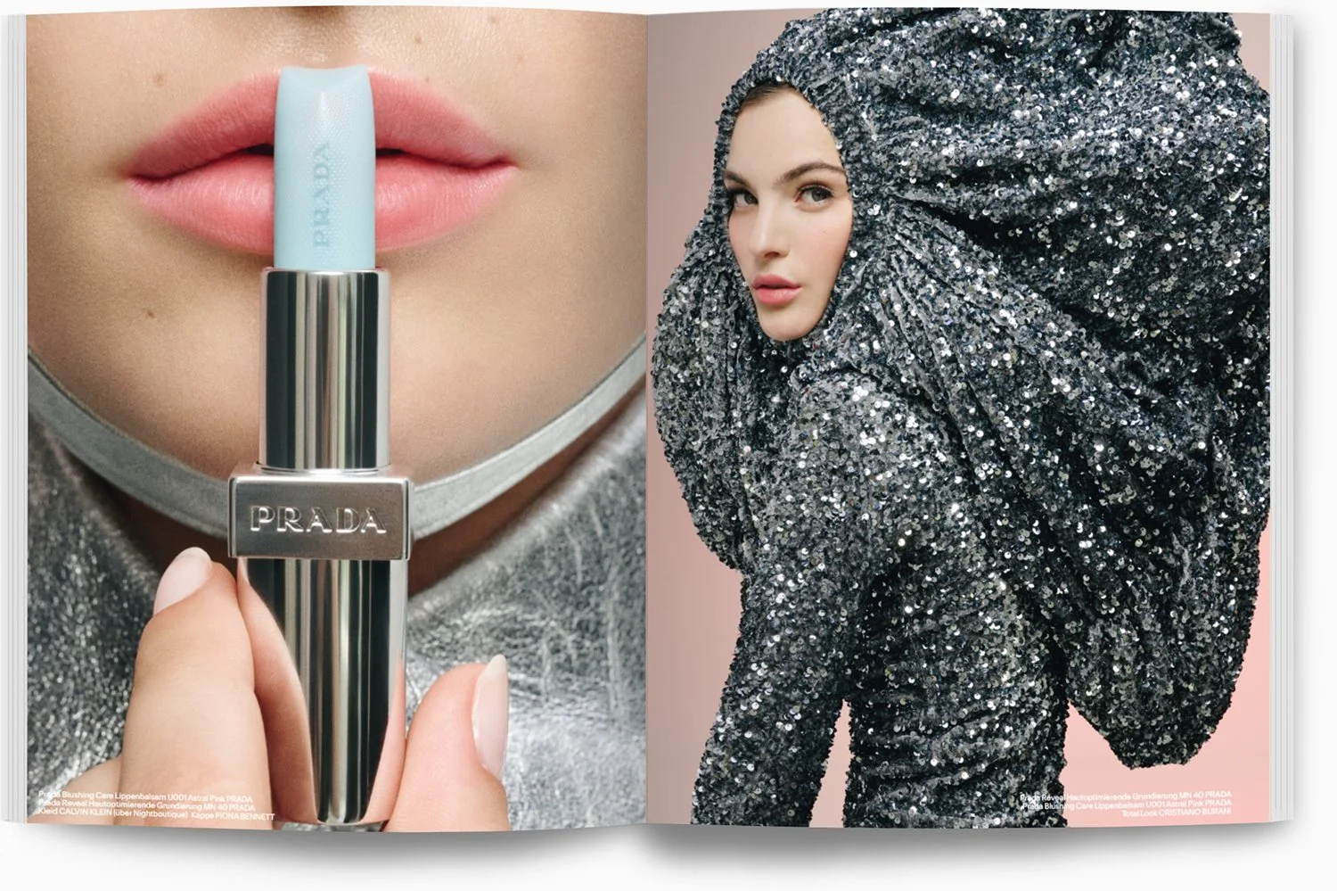 Nahaufnahme eines Lippenstifts von Prada vor Lippen mit Pinkglanz und einer Person in einem silbernen Glitzer-Outfit.