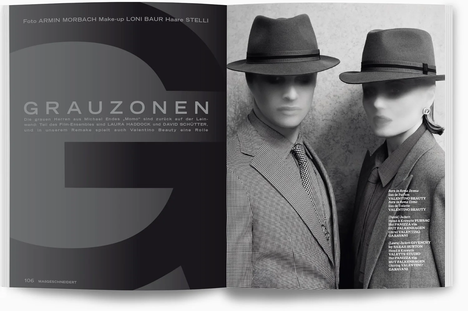 Schwarz-weiß-Fotografie von zwei Modellen in eleganten Anzügen und Hüten, die an einer Wand lehnen, mit deutschem Text auf der linken Seite