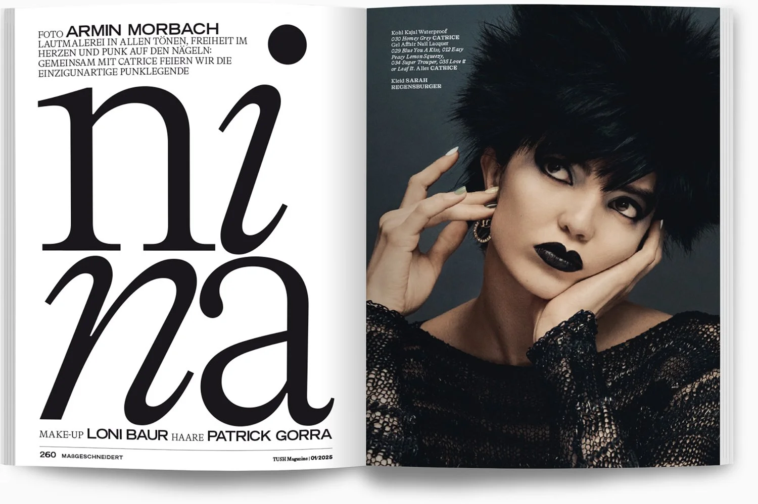 Eine zweispaltige Magazinseite mit einem schwarzen und weißen Design. Die linke Seite zeigt große, stilisierte schwarze Buchstaben auf weißem Hintergrund, die den Namen "Hila" oder "Hila" bilden, mit kleineren Texten darunter. Die rechte Seite zeigt 