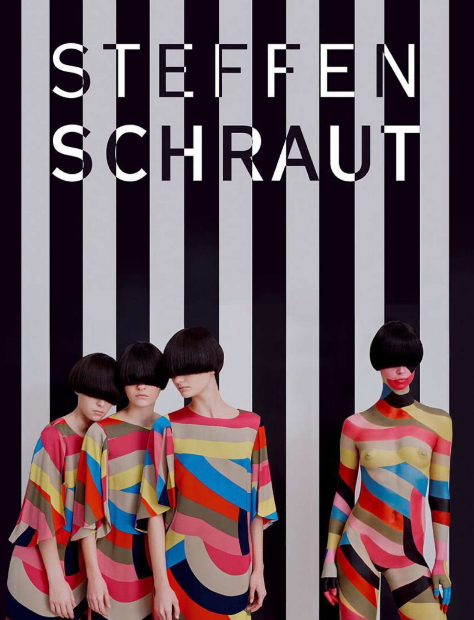 Vier Frauen mit schwarzen Bob-Frisuren in bunten, unregelmäßigen Musterkleidern stehen vor einem schwarz-weißen Stripes-Hintergrund mit weißen Buchstaben, die den Namen 'Steffen Schraut' bilden.