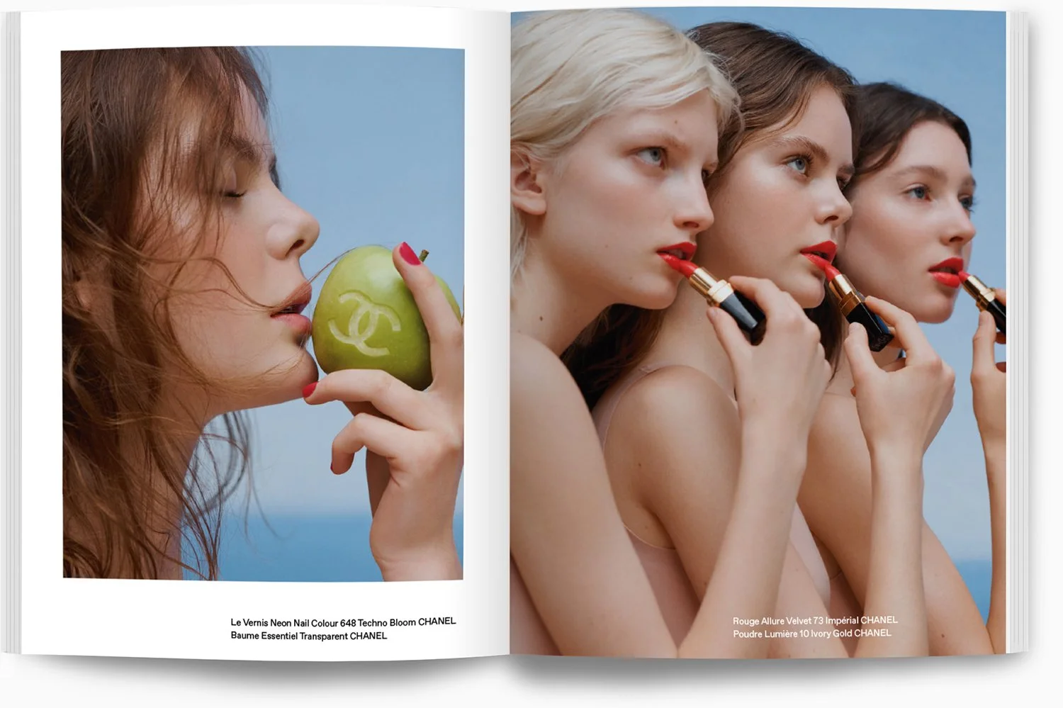 Drei Frauen mit roten Lippen und Blond oder braune Haaren, die Lippenstift auftragen, vor blauem Himmel, wobei die rechte Seite einen Frauenkopf im Profil zeigt und die linke Seite eine Frau mit einem grünen Apple und Chanel-Logo auf der Fruchthülle 