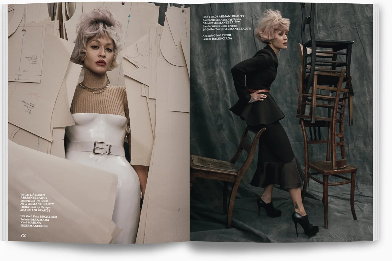 Zwei modeorientierte Frauen in einem Magazin, die aufgestellt sind. Die linke Frau trägt ein weißes, glänzendes eng anliegendes Kleid mit einem Gürtel, eine Brauntunika und eine Halskette. Die rechte Frau trägt einen schwarzen Anzug mit einem peplumf