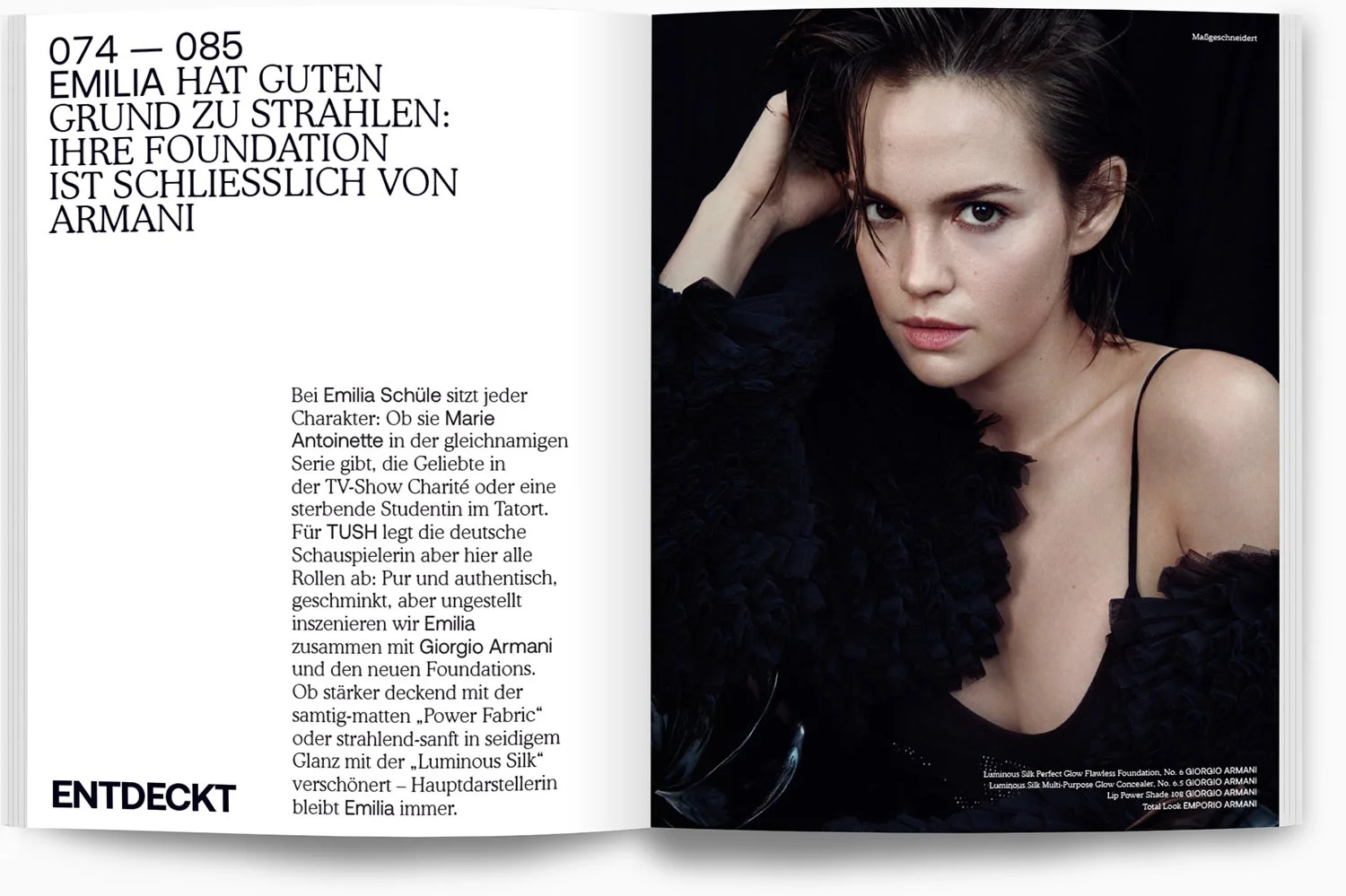 Seitenansicht eines Magazins mit einem Titel in deutscher Sprache auf der linken Seite und einem Porträt einer jungen Frau auf der rechten Seite, die dunkle Kleidung trägt und den Blick direkt in die Kamera richtet.