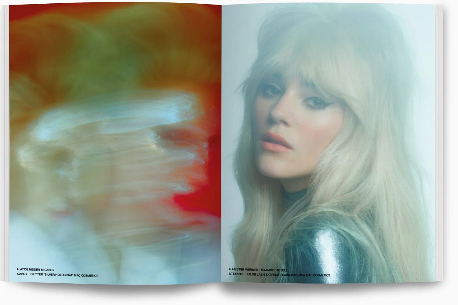 Zwei Seiten eines Magazins, links eine abstrakte, verschwommene Farbkomposition mit Rot, Grün, Blau und Weiß, rechts ein Porträt einer Frau mit langen blonden Haaren und make-up, sanftes Licht