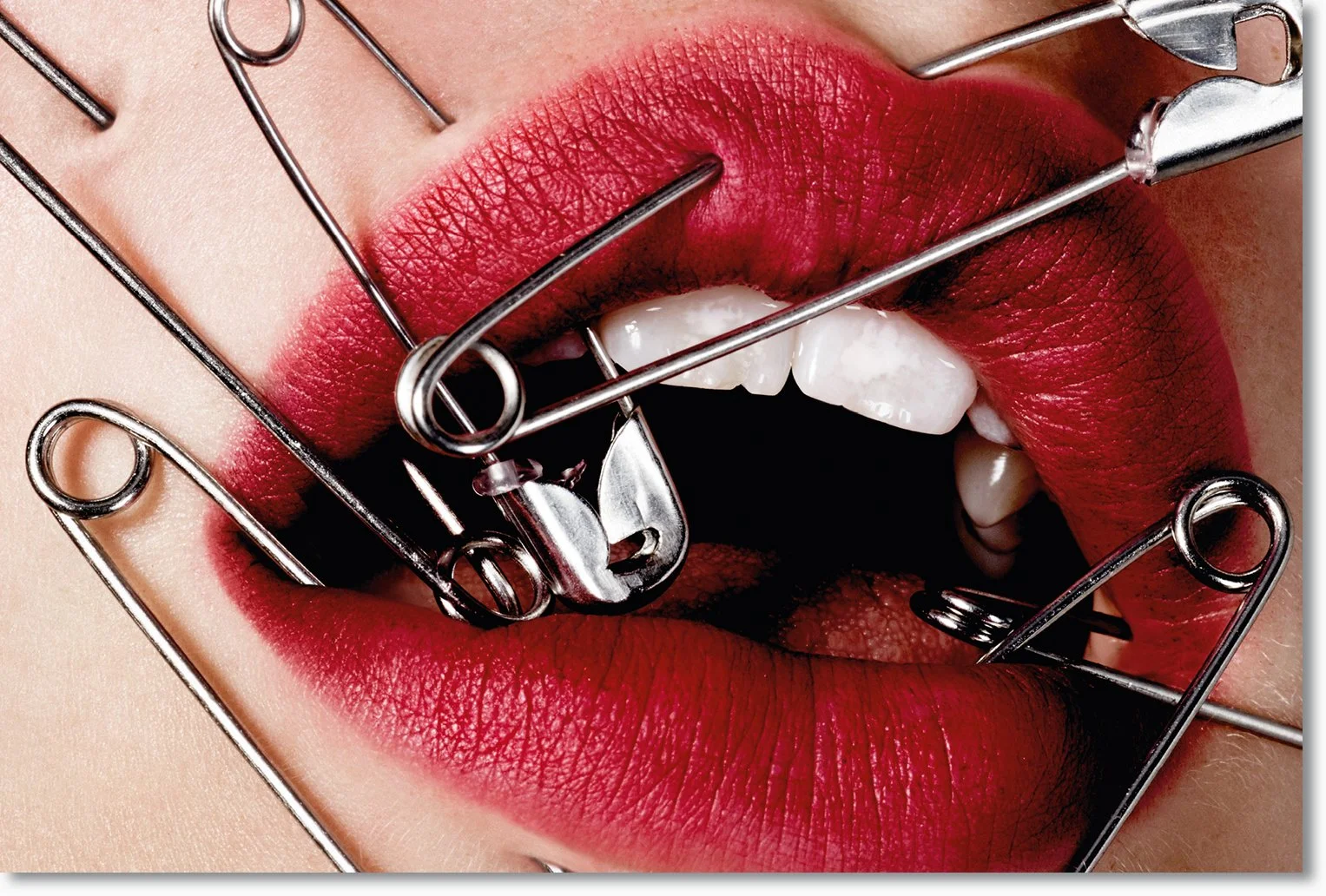 Nahaufnahme eines Lippenstifts in roter Farbe mit zahnärztlichen Geräten, die auf den Lippen einer Person liegen.