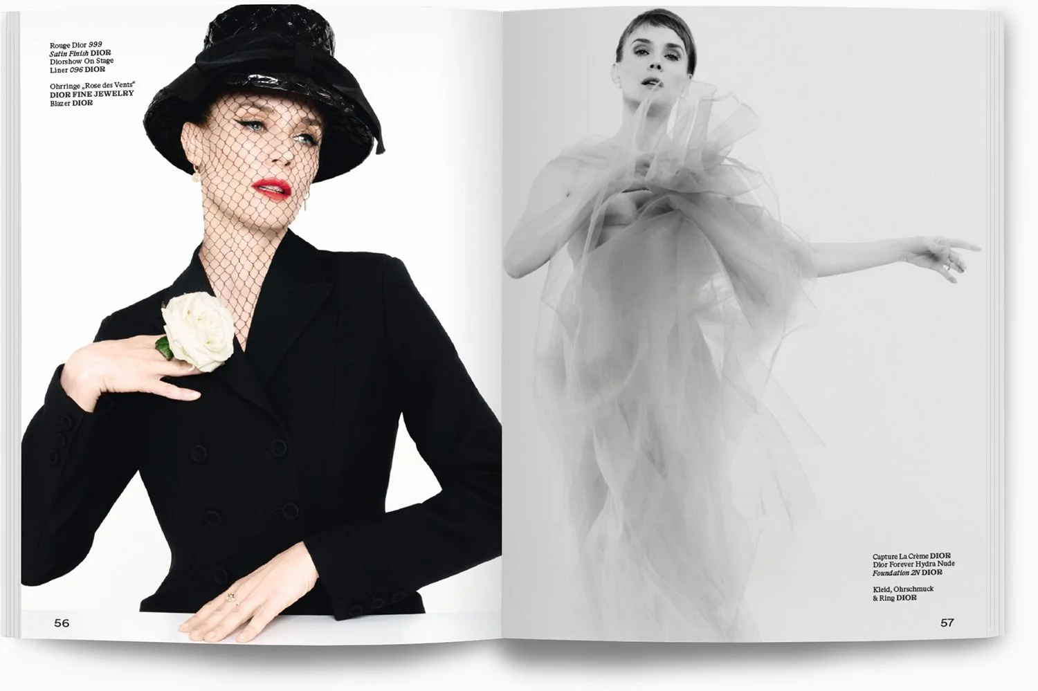 Zwei-modefotografien. Links eine Frau in schwarzem Kleid und Hut mit Netz, die eine weiße Rose hält; rechts eine Frau in einem voluminösen, transparanten elfenbeinfarbenen Kleid, schwarz-weiß fotografiert.