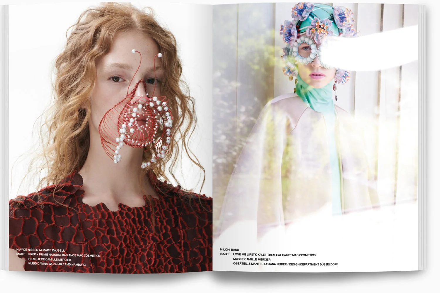 Zwei modische Porträts, links eine Frau mit roten Locken und außergewöhnlichem Nasenpiercing, trägt ein rotes Musterkleid; rechts eine Frau im bunten strahlenförmigen Kopfputz mit einer Maske, hinter einem Fenster. 