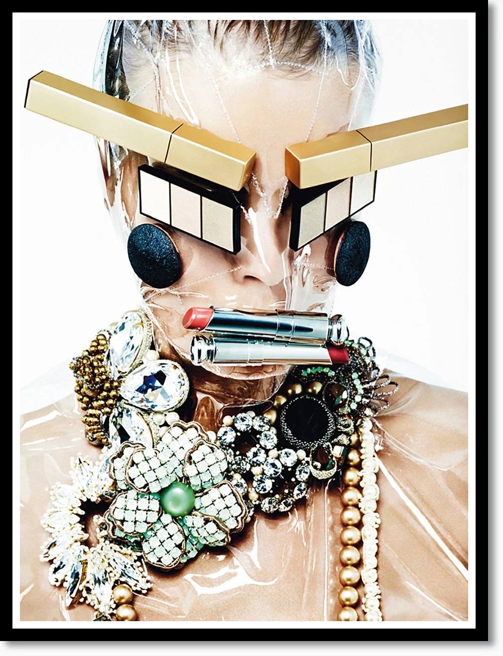 Kunstwerk eines Gesichts mit Accessoires, überzogen mit einer transparenten Schicht, das Schminke, Schmuck und Kosmetikartikel wie Lippenstift umfasst.