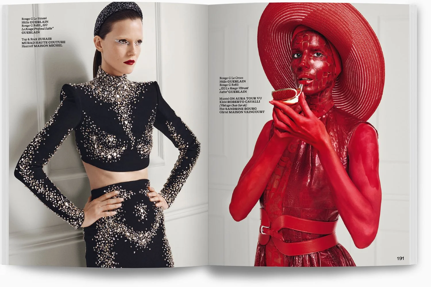 Zwei Models in eleganter Kleidung. Die links trägt ein schwarzes, perlenbesetztes Crop-Top und einen passenden Rock. Die rechte trägt ein rotes, glänzendes Outfit mit großem Sonnenhut, sie hält eine Zitrone.