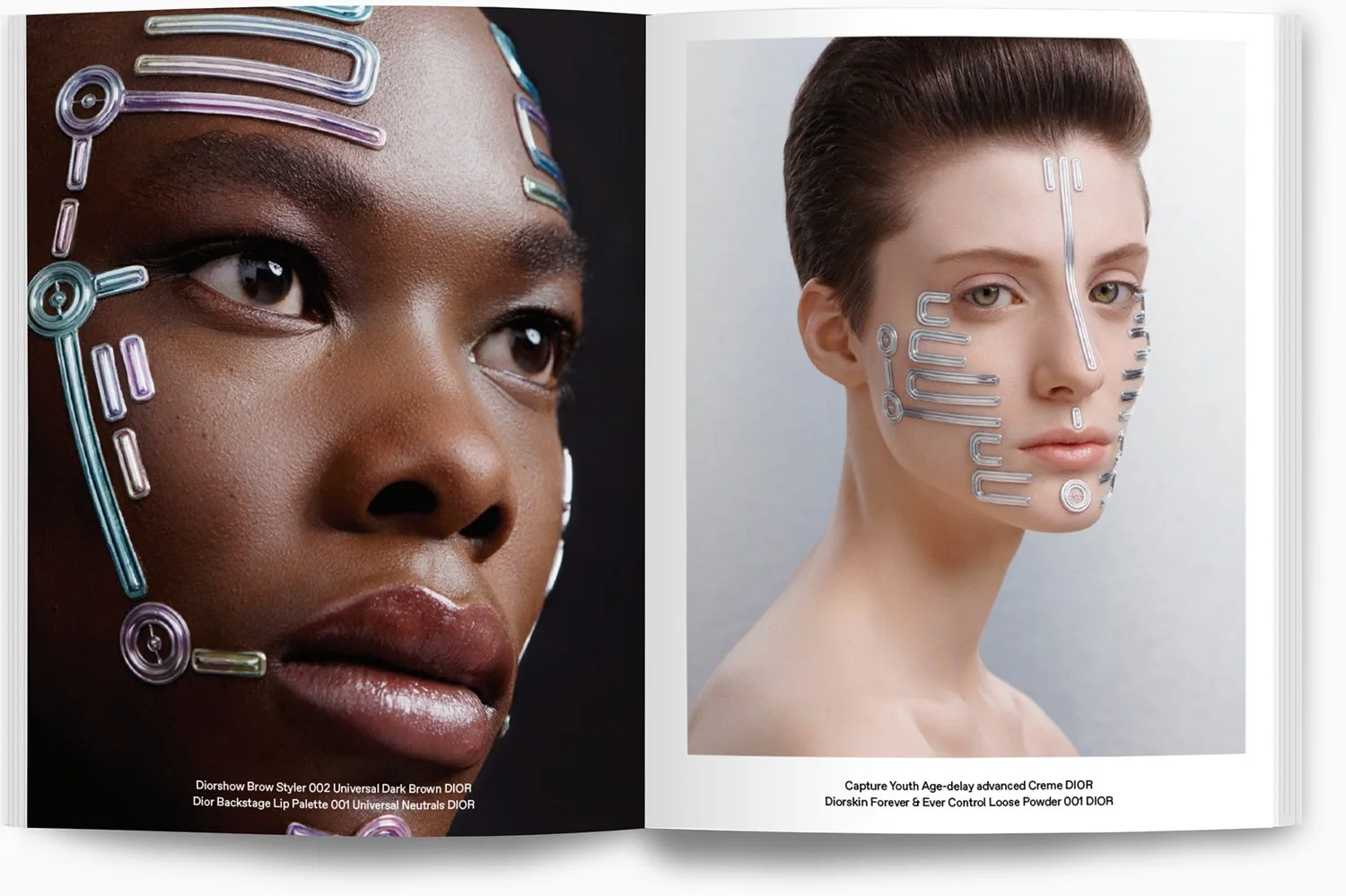 Zwei Frauen mit futuristischen, metallischen Gesichtsmalereien, Nahaufnahmen ihres Gesichts, modische Looks, makellose Haut, moderne Ästhetik, Produktbeschreibungen unter den Bildern.