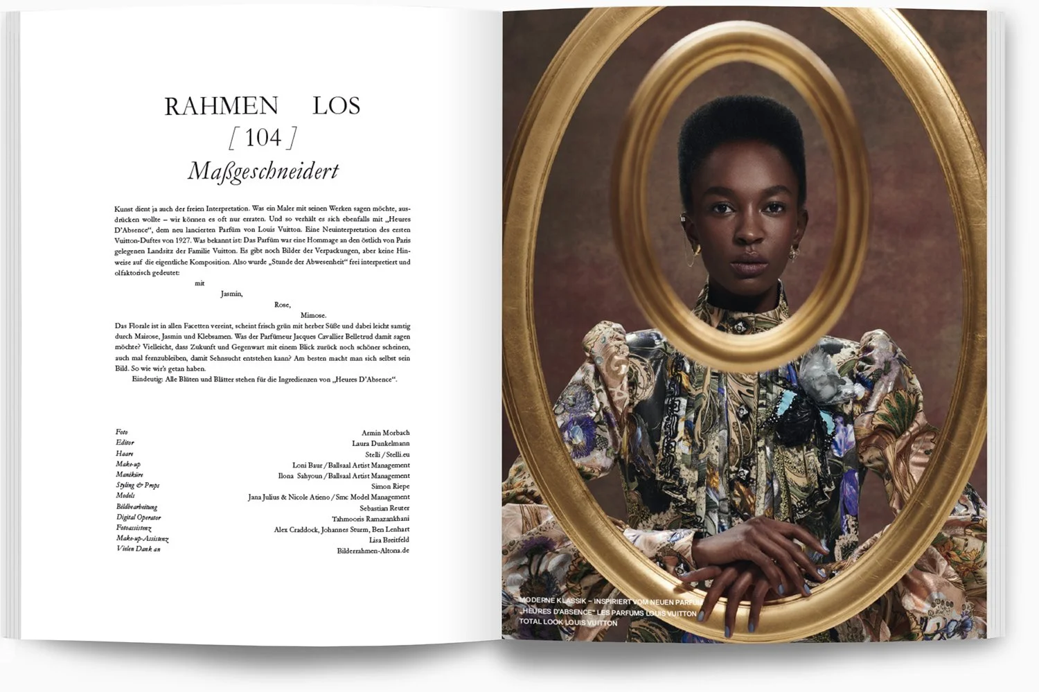 Porträt einer schwarzen Frau mit kurzer Frisur, die durch einen goldfarbenen Spiegel schaut. Sie trägt ein geblümtes, auffälliges Kleid mit aufwendig gestaltetem Muster.