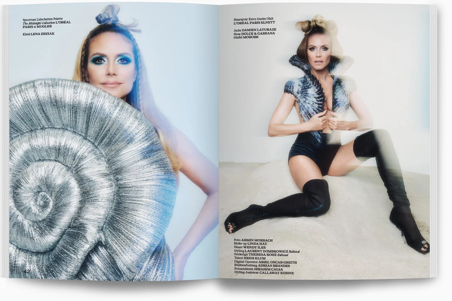 Doppeltes Modelfoto in einem Magazin, auf der linken Seite eine Frau hält ein großes Muschelmuster, auf der rechten Seite eine sitzende Frau in auffälligem Outfit mit Stars in den Haaren.