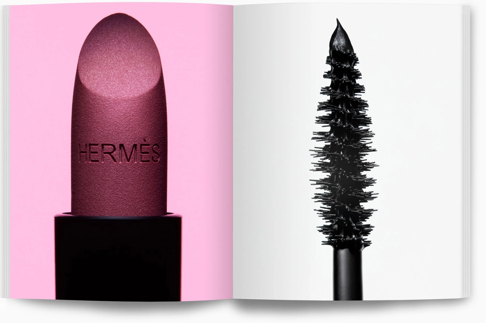 Beauty-Produkte: Ein mattschwarzer Lippenstift mit Hermès-Logo auf pinkem Hintergrund und ein schwarzer Eyeliner mit abgeknickter Bürste auf weißem Hintergrund.