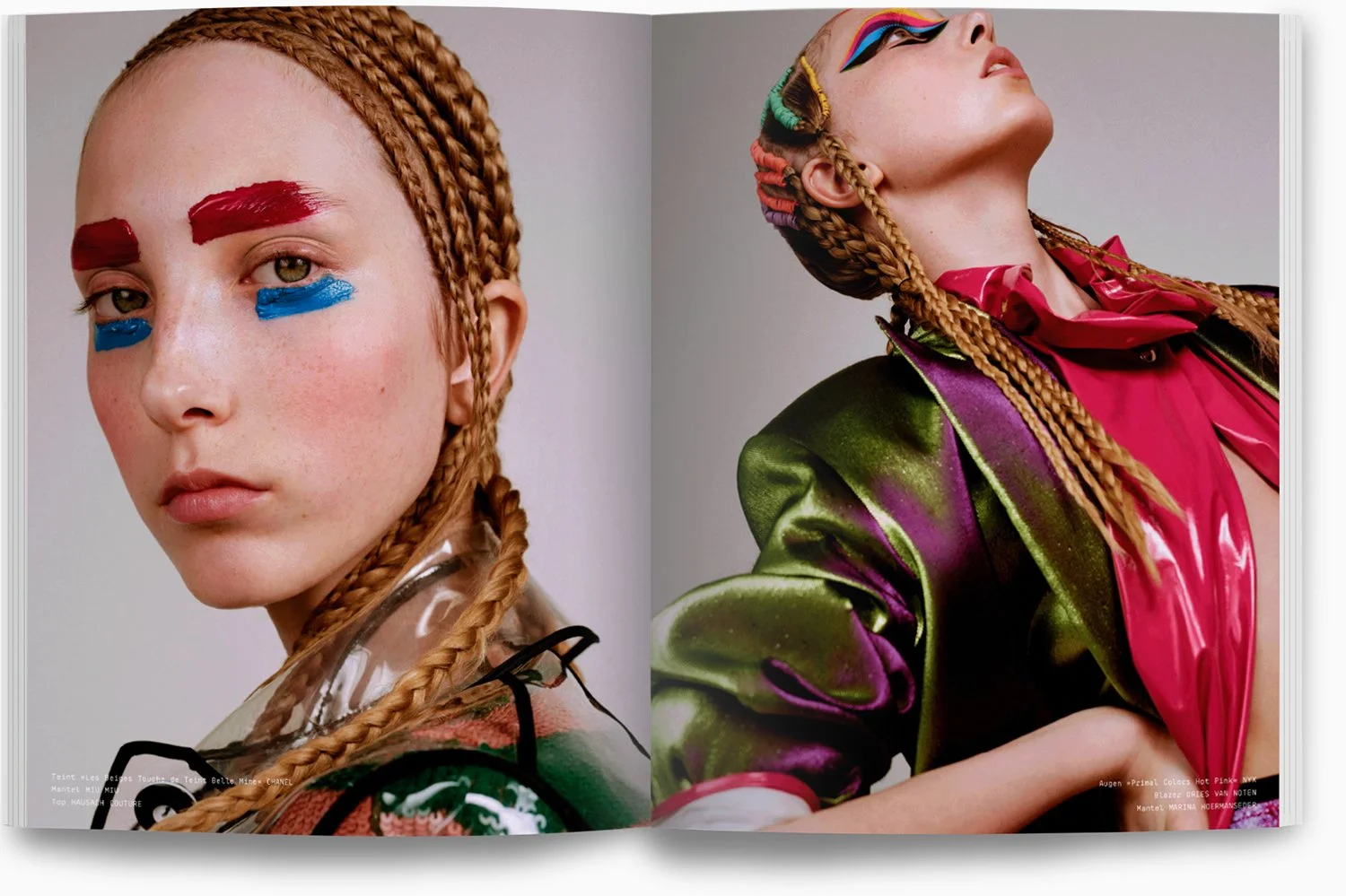 Zwei Frauen in auffälligem Make-up und bunten, modischen Outfits mit geflochtenen Haarfrisuren. Die linke Frau trägt rote und blaue Akzente im Gesicht, während die rechte Frau mit farbigen Augen-Make-up und einem glänzenden Jackett posiert.