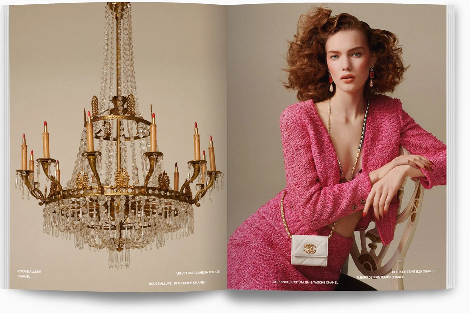 Ein Kronleuchter mit Kristallen und Kerzenleuchtern auf der linken Seite. Auf der rechten Seite eine junge Frau mit lockigem Haar, pinkem Kleid und Chanel-Tasche, die auf einem Stuhl sitzt.