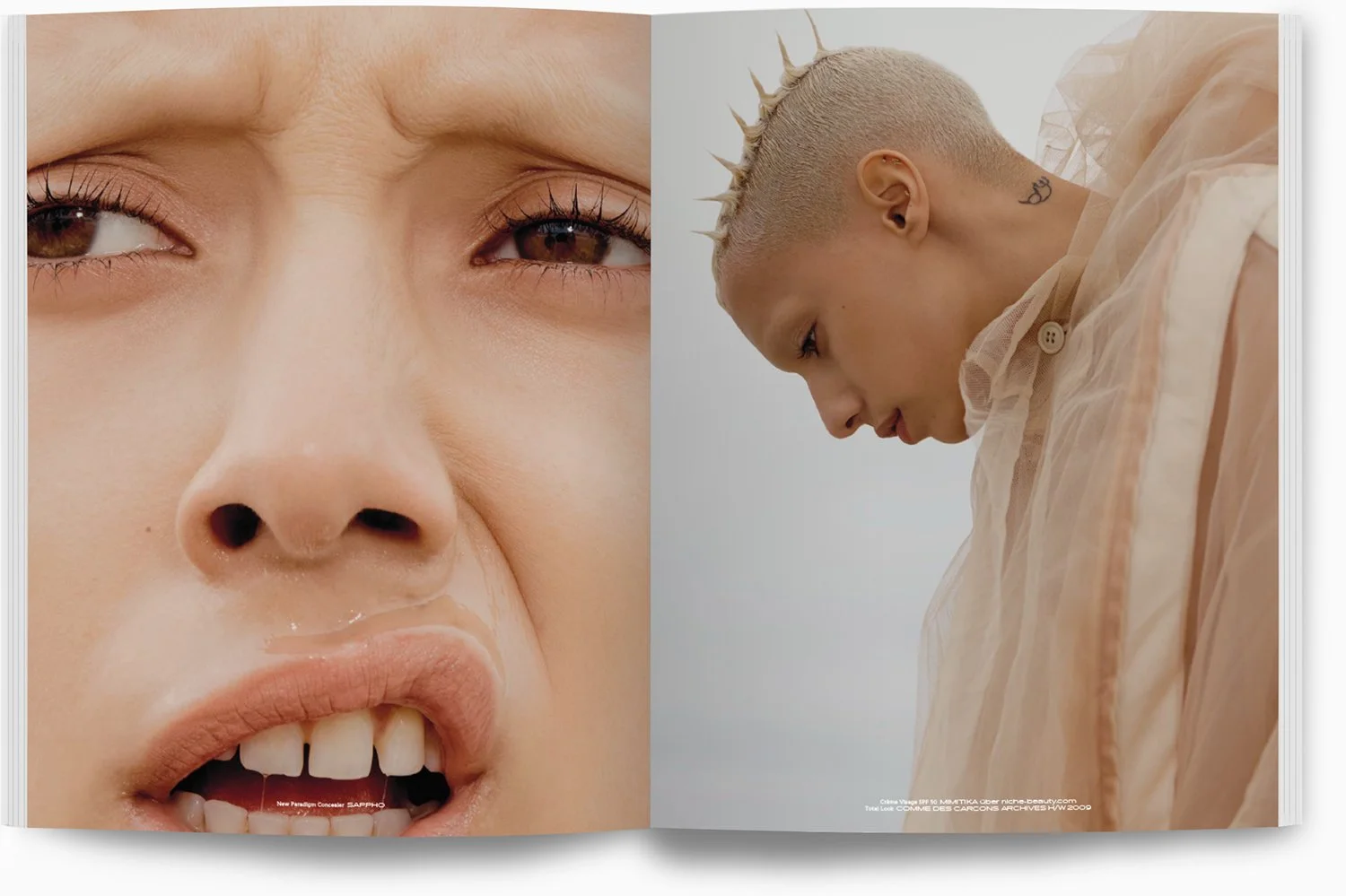 Eine doppelseitige Fotografie in einer Zeitschrift, mit einer Nahaufnahme eines Gesichts auf der linken Seite und einer Frau mit kurzen, spitzen Fransen auf der rechten Seite, die nach unten schaut.