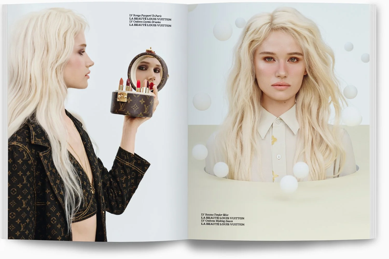 Zwei Frauen mit blonden, lockigen Haaren präsentieren Produkte. Die linke hält einen Vuitton-Box mit Lippenstiften, die rechte steht vor einer weißen, runden Kulisse mit weißen Kugeln. Das Bild ist Teil einer Modeseite.