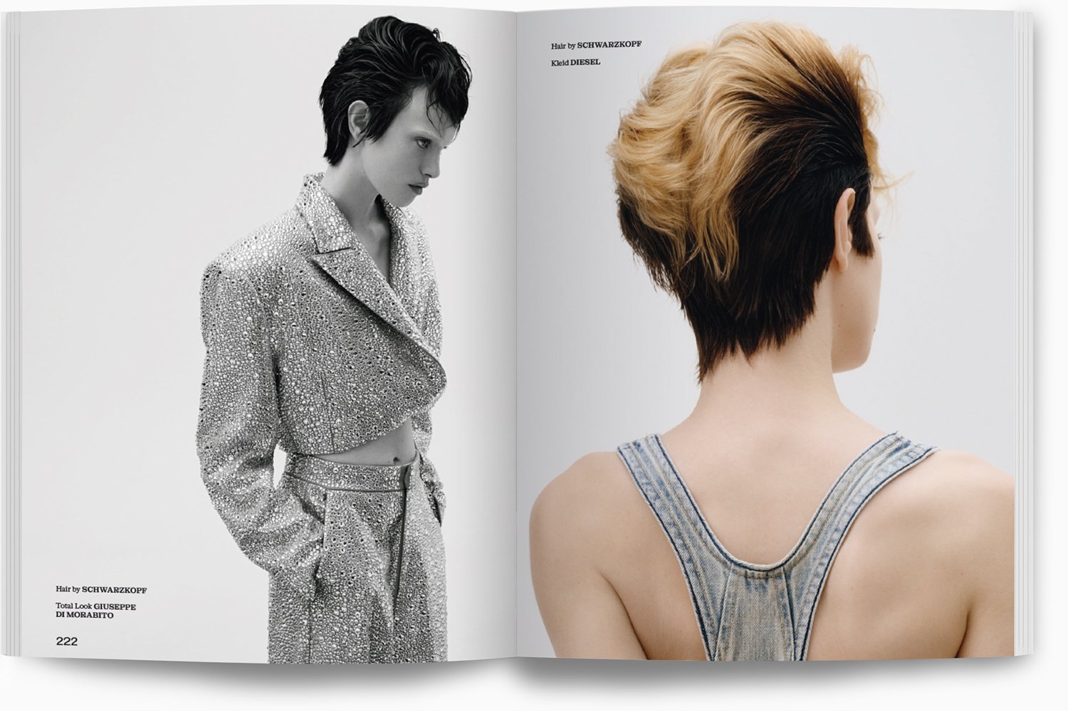 Doppel-Seitenansicht eines Modefotobuchs mit einem schwarzen und weißen Bild auf der linken Seite und einem farbigen Bild auf der rechten Seite. Das linke Bild zeigt eine Frau in einem glitzernden, zweireihigen Anzug im Profil, der Blick nach unten g