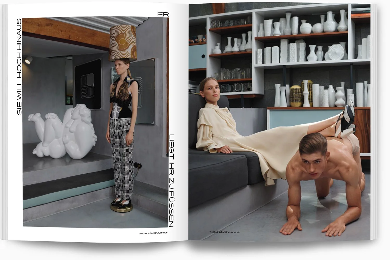 Zwei Frauen und ein Mann in einem modernen, stilvollen Wohnzimmer. Die Frau auf der linken Seite steht neben einer weißen Skulptur und trägt eine modische Jacke und Hosen mit Muster. Die Frau auf der rechten Seite sitzt auf einer Couch, trägt ein cre